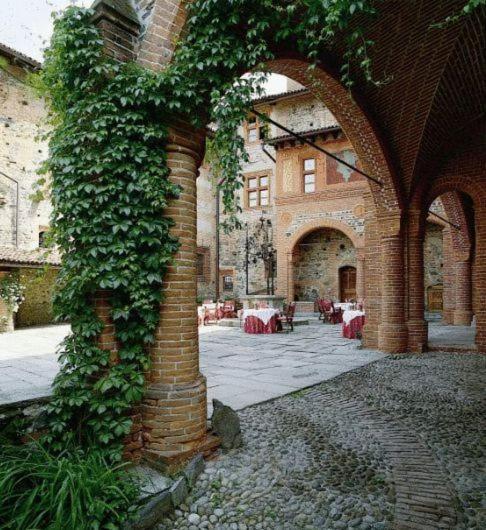 Castello Di Pavone Hotel Pavone Canavese Kültér fotó