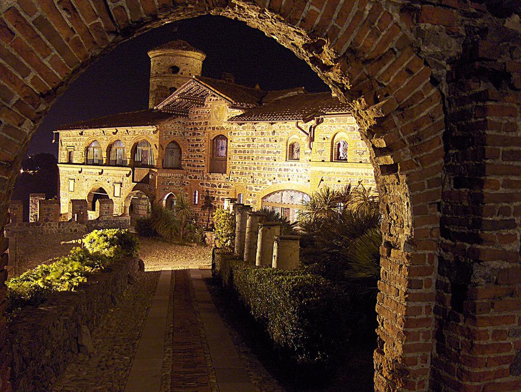 Castello Di Pavone Hotel Pavone Canavese Kültér fotó