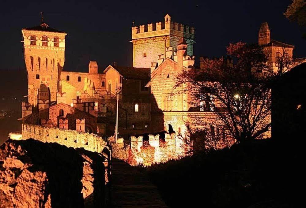 Castello Di Pavone Hotel Pavone Canavese Kültér fotó